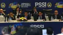 Plt Ketua Umum PSSI, Hinca Pandjaitan (tengah) mengetok palu tanda ditutupnya Kongres Luar Biasa PSSI di Jakarta, Rabu (3/8). Kongres menetapkan enam agenda utama pada Kongres Luar Biasa PSSI mendatang. (Liputan6.com/Helmi Fithriansyah)