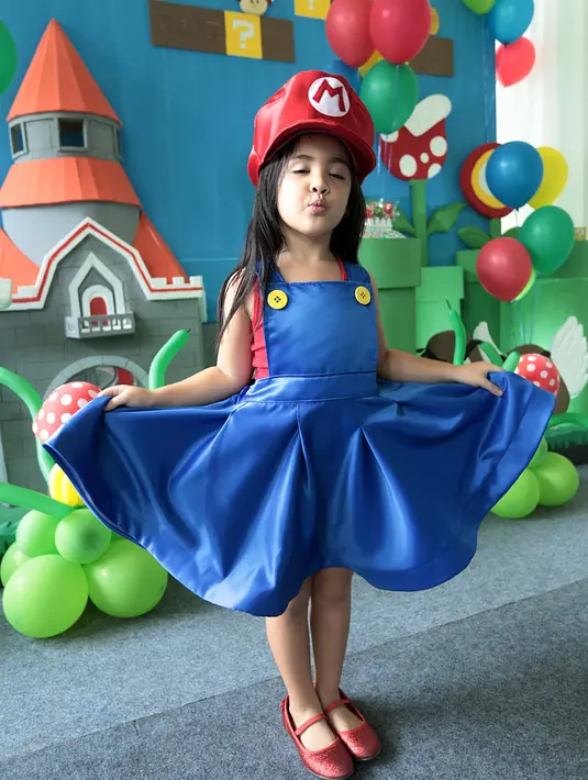 Di perayaan pesta ulang tahun Mainaka Zannati Bakrie, pasangan Nia Ramdhani dan Ardi Bakrie terus memancarkan wajah bahagia dengan memakai kostum Mario Brosnya. (Nurwahyunan/Bintang.com)