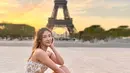 Karen Vendela tampil semakin memikat saat liburan di Paris yang terlihat dari foto-foto di akun Instagramnya. Seperti saat berpose di depan Menara Eiffel, ia bergaya boho chic dengan tube top bermotif dan celana panjang dengan belahan yang menampilkan kaki indahnya. (Foto: Instagram @karbearv)