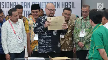 Komisioner KPU RI, Ilham Saputra menunjukkan amplop Formulir DC1-DPR hasil rekap penghitungan suara Provinsi Bali saat rapat Rekapitulasi Hasil Penghitungan Perolehan Suara Tingkat Nasional dan Penetapan Hasil Pemilu Tahun 2019, Jakarta, Jumat (10/5/2019). (Liputan6.com/Helmi Fithriansyah)