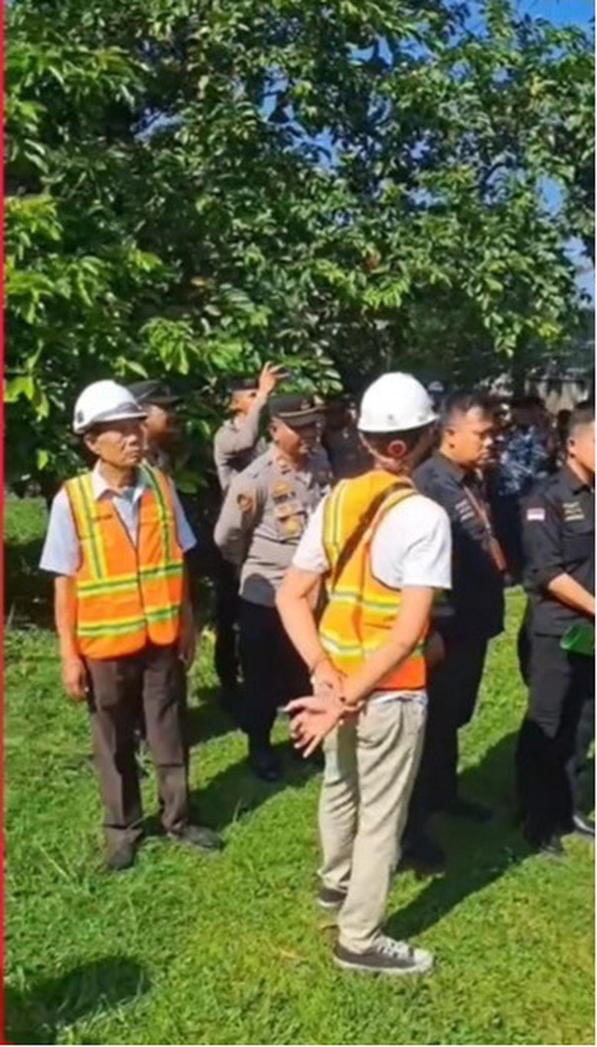 Detik-Detik Pembongkaran Paksa Rumah Atalarik Syach, Suasana Panas dan Tegang Dikepung Puluhan Aparat