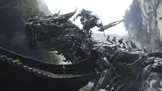 Tak hanya menyaksikan aksi robot canggih Transformers, seluruh penonton mendapat merchandise menarik dari sponsor.