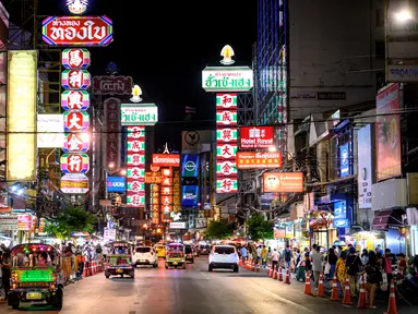 Pemandangan umum menunjukkan jalan utama di Chinatown Bangkok pada malam hari (16/9/2020). Chinatown Bangkok adalah salah satu Chinatown terbesar di dunia. Didirikan pada tahun 1782 ketika kota ini didirikan sebagai ibu kota Kerajaan Rattanakosin.  (AFP/Mladen Antonov)