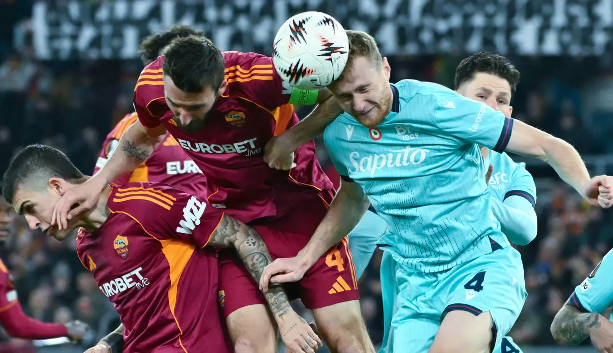 Duel sengit antara dua klub Serie A ini menghadirkan drama tujuh gol. Giallorossi dikalahkan Bologna 3-4 di leg kedua yang menjadikan agregat 4-5 untuk kemenangan I Rossoblu. (AFP/Alberto Pizzoli)
