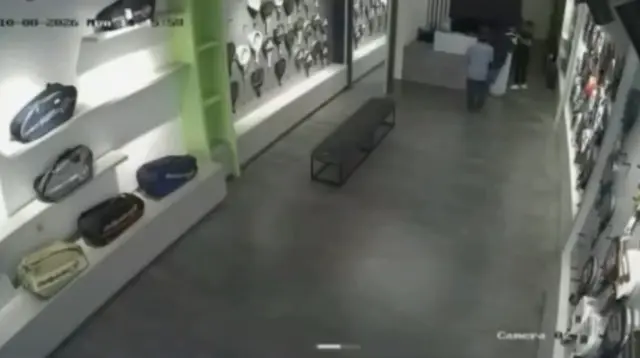 Aksi 2 Pria Curi Raket Padel di Jakbar Terekam CCTV