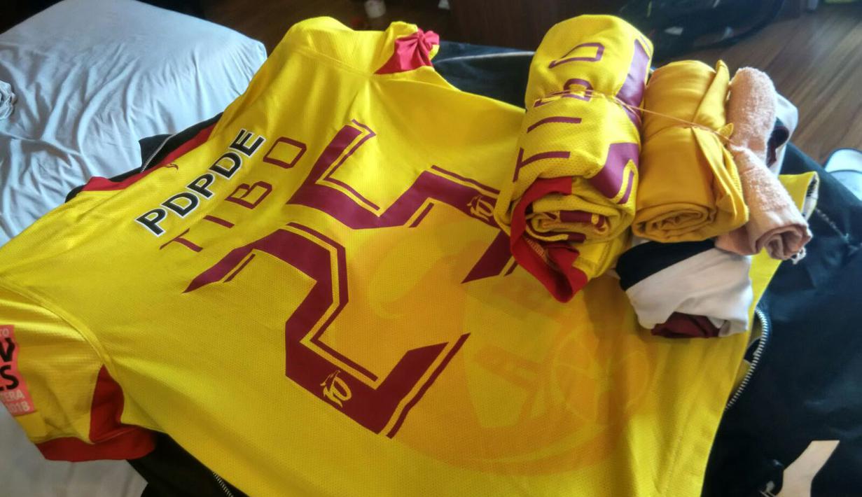 Seragam Sriwijaya FC yang akan dipakai dalam Final Piala Presiden 2015 melawan Persib Bandung di Stadion Utama Gelora Bung Karno, Minggu (18/10/2015). (Bola.com/Nicklas Hanoatubun)