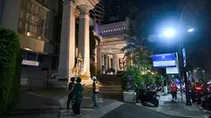 Pemandangan umum jalan setelah insiden penemuan enam jasad di sebuah hotel di Bangkok, TThailand, Selasa (16/7/2024). (Lillian SUWANRUMPHA / AFP)
