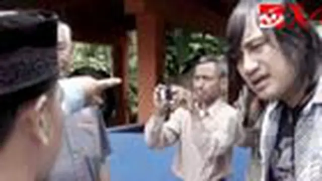 Katon dan Pundi Amal Bantu Warga Merapi