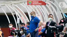 Pelatih Persib Bandung, Robert Alberts, mengamati permainan anak asuhnya saat melawan Persija Jakarta pada laga final Piala Menpora 2021 di Stadion Maguwoharjo, Sleman, Kamis (22/4/2021). Persija menang dengan skor 2-0. (Bola.com/M Iqbal Ichsan)