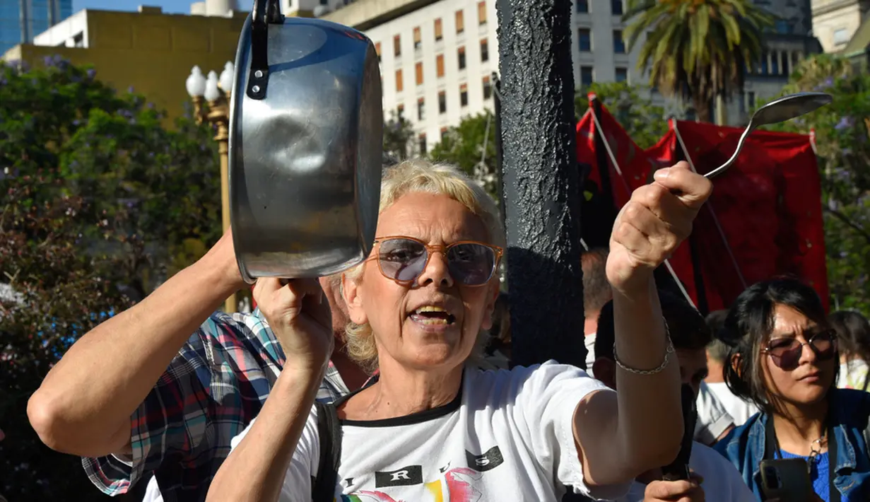 Dana Moneter Internasional (IMF) juga menyambut baik perubahan "berani" rencana yang dikatakannya dapat membantu menstabilkan perekonomian dan memacu pertumbuhan Argentina. (AP Photo/Gustavo Garello)