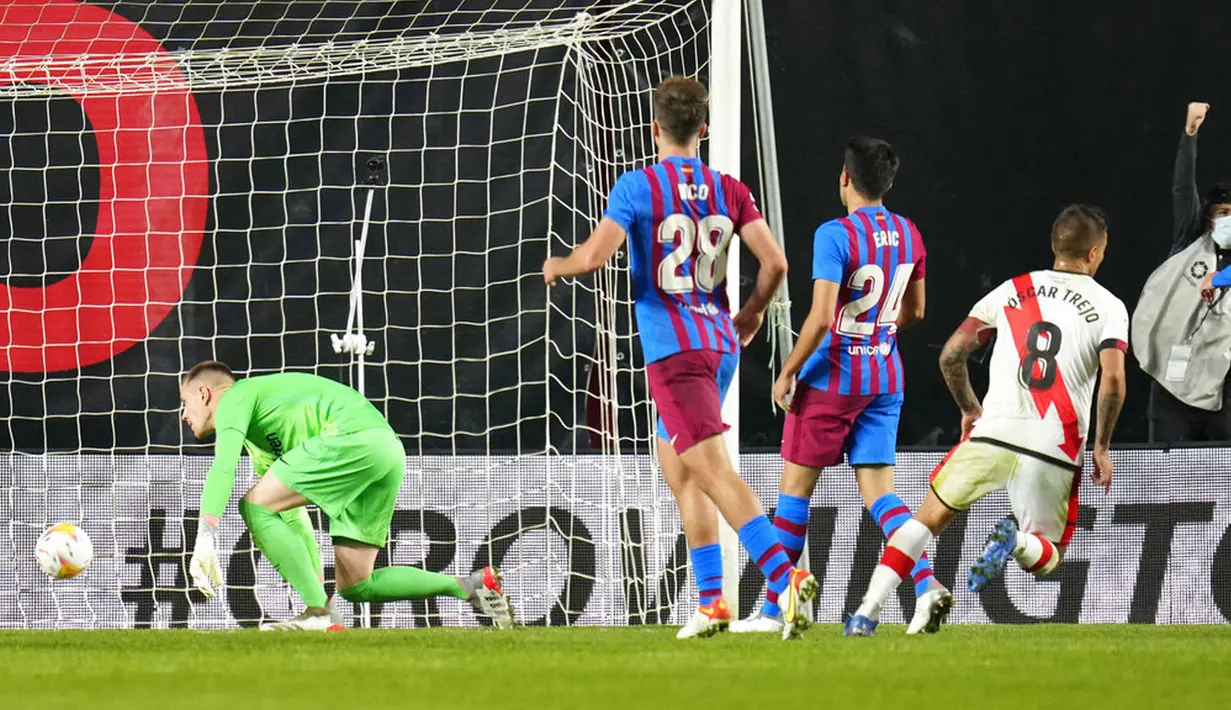 Penjaga gawang Barcelona Marc-Andre ter Stegen gagal menyelamatkan bola saat pemain Rayo Radamel Falcao mencetak gol pada pertandingan La Liga Spanyol di Stadion Vallecas, Madrid, Spanyol, 27 Oktober 2021. Barcelona kalah 0-1. (AP Photo/Manu Fernandez)