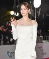 Para aktris kenamaan tampil menawan di karpet merah Blue Dragon Film Award. Seperti yang diketahui, ini adalah ajang penghargaan bergengsi di Korea untuk mengapresiasi film yang tayang di tahun 2021 ini. (Instagram/koreadispatch).
