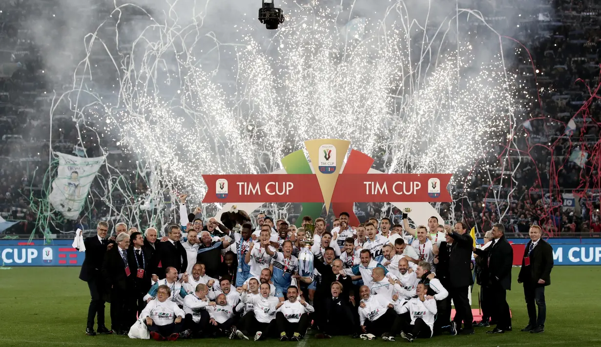 Para pemain Lazio melakukan selebrasi usai menjuarai Coppa Italia 2019 setelah mengalahkan Atalanta di Stadion Olympic, Roma, Rabu (15/5). Lazio menang 2-0 atas Atalanta. (AFP/Isabella Bonotto)