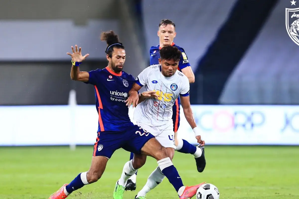 Winger Sabah FC, Saddil Ramdani (kanan) ketika dikawal ketat oleh bek Johor Darul Ta'zim (JDT), La'Vere Corbin-Ong.