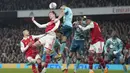 Pemain Southampton, Mohamed Elyounoussi, duel udara dengan pemain Arsenal, Rob Holding pada laga Liga Inggris di Stadion Emirates, Sabtu (22/4/2023). (AP Photo/Kirsty Wigglesworth)