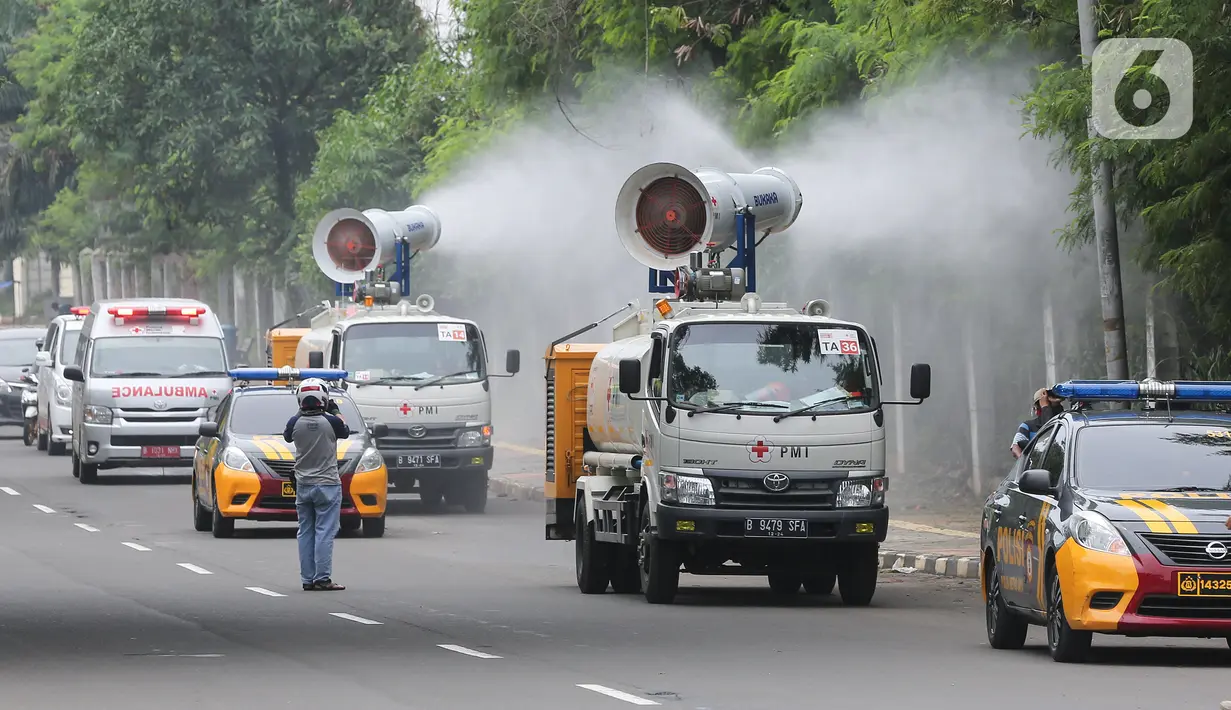 Sebuah mobil gunner spraying menyemprotkan cairan disinfektan di kawasan Serpong, Tangerang Selatan, Sabtu (2/5/2020). Penyemprotan oleh petugas gabungan dari PMI, TNI, dan Polri ini untuk mencegah penyebaran COVID-19. (Liputan6.com/Fery Pradolo)