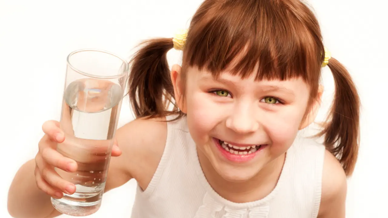 Ini Sebabnya Anak Perlu Banyak Minum