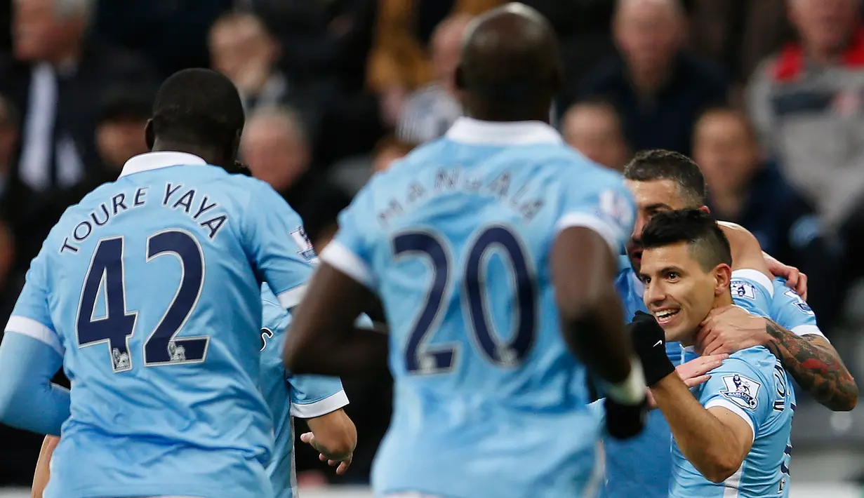Penyerang Manchester City, Sergio Aguero melakukan selebrasi usai mencetak gol kegawang Newcastle United pada lanjutan liga Inggris di St James 'Park (20/4). Newcastle bermain imbang atas City dengan skor 1-1. (Reuters / Lee Smith)