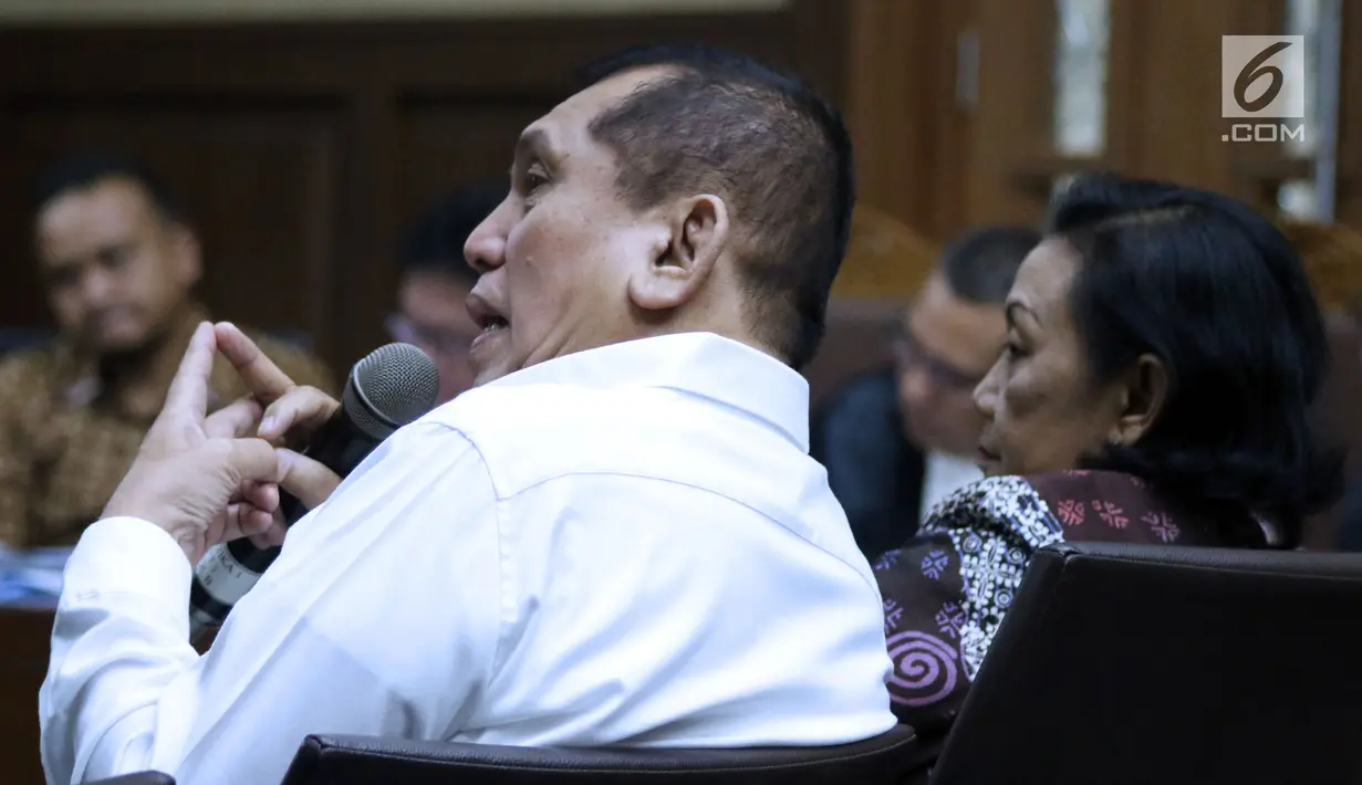 Mantan Ketua Komisi II DPR, Chairuman Harahap menjawab pertanyaan saat sidang dugaan korupsi pengadaan e-KTP dengan terdakwa Irvanto Hendra Pambudi dan Made Oka Masagung di Pengadilan Tipikor, Jakarta, Selasa (7/8). (Liputan6.com/Helmi Fithriansyah)