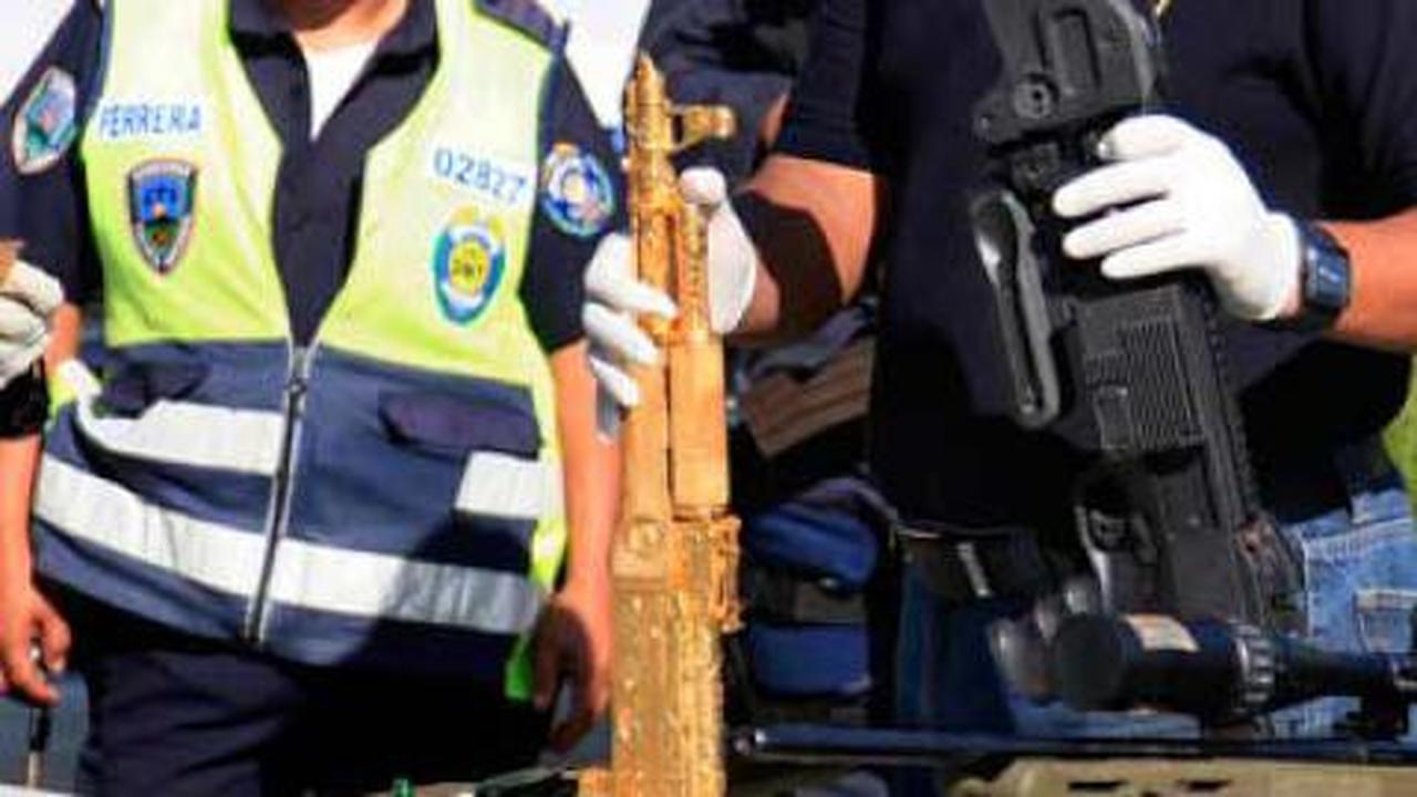 Polisi Honduras temukan AK-47 lapis emas milik geng narkotika