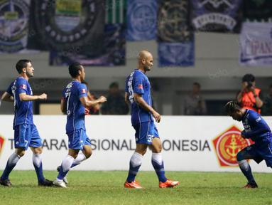 Pemain Persib Bandung, Sergio Van Dijk (2kanan) merayakan golnya ke gawang PS TNI di Stadion Pakansari, Bogor, Minggu (21/8/2016). (Bola.com/Nicklas Hanoatubun)