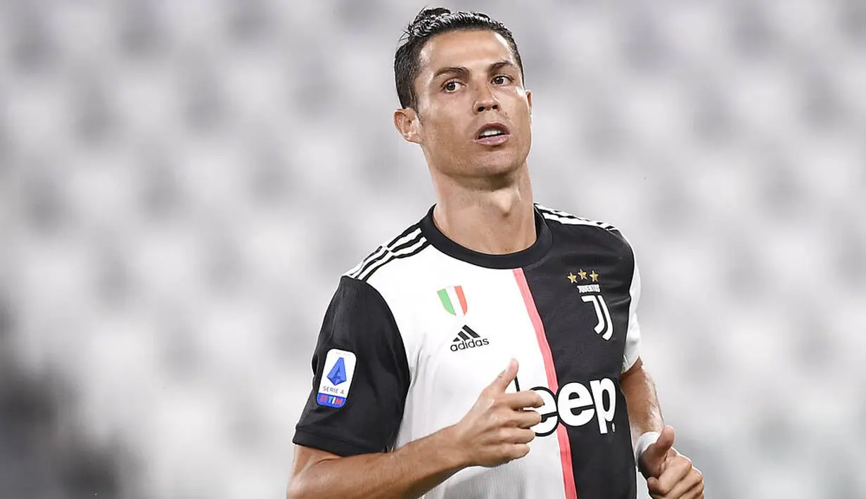 Striker Juventus, Cristiano Ronaldo, saat melawan Lecce pada laga Serie A di Stadion Allianz, Jumat (26/6/2020). Juventus menang 4-0 atas Lecce. (AP/Fabio Ferrari)