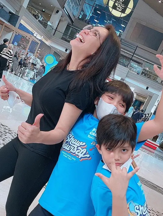 <p>"Meski aku perempuan keras kepala .. Mereka setiap hari selalu bilang "love you, Ambu" ... Terima kasih malaikat-malaikatku. Kalian yang membuat aku jalani hidup dengan kepala tegak," sambung anggota DPR dari PDIP ini. [Instagram/riekediahp]</p>