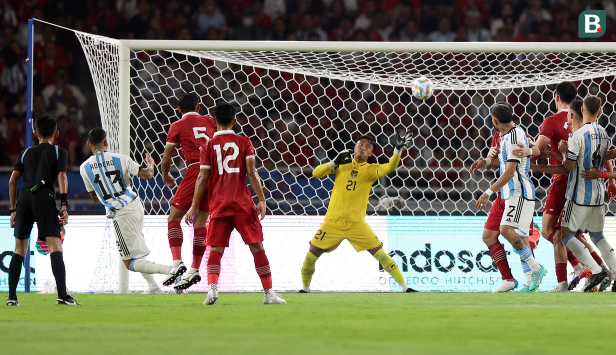 <p>Pemain&nbsp;Timnas Argentina,&nbsp;Christian Romero (kiri) berhasil menjebol gawang Timnas Indonesia dalam pertandingan FIFA Matchday 2023 di Stadion Utama Gelora Bung Karno, Jakarta, Senin (19/6/2023). (Bola.com/Bagaskara Lazuardi)</p>