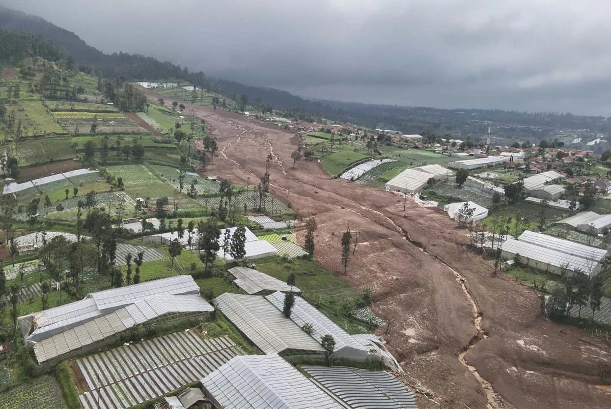 FOTO: Penampakan Longsor Meluluhlantakkan Permukiman di Cisarua Bandung