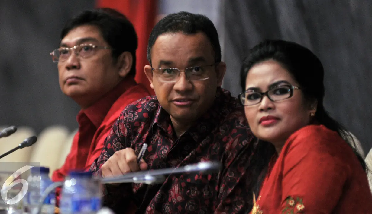 Mendikbud Anies Baswedan (tengah) menghadiri seminar nasional "Hormati Guru" 43  di Kompleks Parlemen, Jakarta, Selasa (26/04). Komisi X tengah memperjuangkan agar gaji honorer bisa Rp 3 juta per bulan. (Liputan6.com/Johan Tallo)