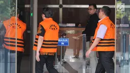 Tiga tersangka dari berbagai kasus berjalan masuk ke dalam gedung KPK untuk menjalani pemeriksaan lanjutan oleh penyidik KPK, Jakarta, Rabu (17/7). Mereka terjerat kasus korupsi. (Merdeka.com/Dwi Narwoko)