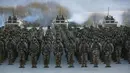 Barisan prajurit Tentara Pembebasan Rakyat (PLA) yang dikerahkan dalam latihan militer di Pegunungan Pamir, Kashgar, wilayah Xinjiang, barat laut China (4/1/2021). (AFP/STR)