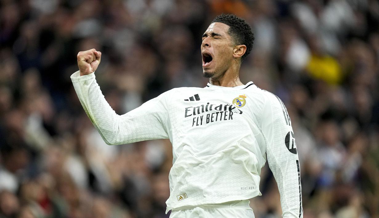 Ekspresi lega pemain Real Madrid, Jude Bellingham saat melakukan selebrasi setelah mencetak gol pertamanya pada musim ini dalam laga lanjutan Liga Spanyol 2024/2025 melawan Osasuna yang berlangsung di Santiago Bernabeu, Madrid, Spanyol, Sabtu (09/11/2024) WIB. (AP Photo/Jose Breton)
