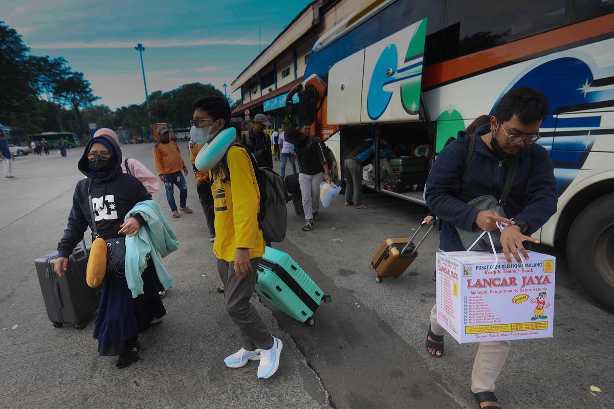 FOTO: Lonjakan Arus Balik Pemudik  di Terminal Kampung Rambutan