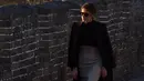 Ibu Negara AS, Melania Trump berjalan di sepanjang seksi Mutianyu, Tembok Besar China di Beijing, 10 November 2017. Melania mengenakan ikat pinggang kulit dari brand Alaia senilai US$ 1,405 atau sekitar Rp 19 juta. (AFP PHOTO / Nicolas ASFOURI)