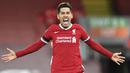 Striker Liverpool, Roberto Firmino, melakukan selebrasi usai mencetak gol kedua timnya ke gawang Tottenham Hotspur dalam laga lanjutan Liga Inggris 2020/21 pekan ke-13 di Anfield Stadium, Rabu (16/12/2020). Liverpool menang 2-1 atas Tottenham. (AFP/Peter Powell/Pool)