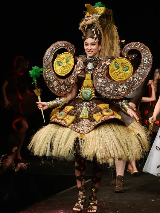 Model berjalan di catwalk memperagakan busana yang terbuat dari cokelat pada acara Salon du Chocolat (Chocolate Fair) di Brussels, Belgia, Kamis 91/3). Berbagai jenis cokelat dan dari segala bentuk dan ukuran digunakan untuk menghias gaun. (JOHN THYS/AFP)