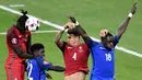 Duel antara pemain Portugal dan Prancis pada laga final Piala Eropa 2016 di Stade de France, Saint-Denis, Senin (11/7/2016) dini hari WIB. (AFP/Philippe Lopez)