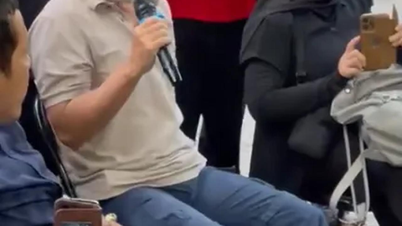 Sosok Iwan Fals yang datang ke acara hajatan juga mencuri perhatian netizen. Iwan Fals dinilai sebagai sosok yang sederhana.