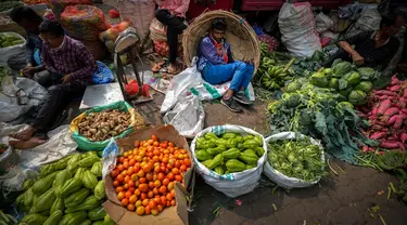 Penjual sayuran beristirahat di sebuah pasar grosir sayuran di Guwahati, India, Rabu (1/2/2023). Pemerintah Perdana Menteri India Narendra Modi berencana meningkatkan belanja modal sebesar 33% menjadi $122 miliar dalam anggaran tahunan yang diajukan ke Parlemen untuk memacu pertumbuhan ekonomi dan menciptakan lapangan kerja menjelang pemilihan umum tahun depan. (AP Photo/Anupam Nath)