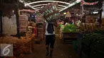Seorang buruh berjalan mengangkut kerajang sayur di kawasan Pasar Induk Kramat Jati, Jakarta, Sabtu (14/01). Sempitnya lapangan pekerjaan dan pendidikan yang minim membuat mereka nekat untuk mengadu nasib sebagai buruh angkut. (Liputan6.com/JohanTallo)