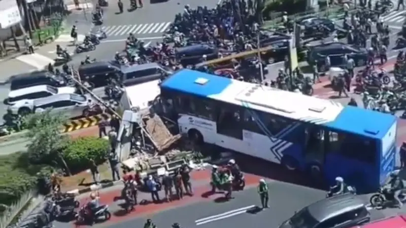 Bus Transjakarta Tabrak Pos Polisi