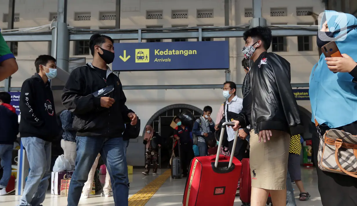 Suasana depan pintu kedatangan Stasiun Pasar Senen, Jakarta, Selasa (18/5/2021). Seiring berakhirnya masa pelarangan mudik Lebaran 2021 pada Senin (17/5) kemarin, Stasiun Pasar Senen kembali beroperasi melayani keberangkatan dan kedatangan penumpang KA Jarak Jauh. (Liputan6.com/Helmi Fithriansyah)