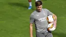 Pelatih Glasgow Rangers, Steven Gerrard, mengamati anak asuhnya saat sesi latihan jelang laga Liga Europa di Leverkusen, Jerman, Rabu (5/8/2020). Glasgow Rangers akan menghadapi tuan rumah Bayer Leverkusen. (AP Photo/Martin Meissner)