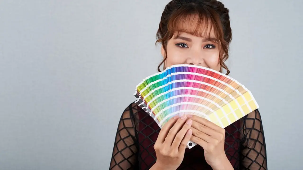 Seorang perempuan dengan palet warna (Foto Dok: Freepik/pressfoto)