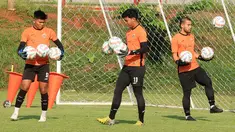 Kiper Persija Jakarta mengikuti sesi latihan jelang laga melawan Persita Tangerang di Nirwana Park, Sawangan, Depok, Selasa (18/7/2023). Macan Kemayoran akan bertandang ke markas Pendekar Cisadane dalam laga pekan keempat BRI Liga 1 2023-2024 pada Sabtu (22/7/2023) di Indomilk Arena. (Bola.com/M Iqbal Ichsan)