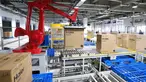 Robot otomatis mengangkut barang di gudang cerdas di kawasan industri logistik yang berada di Qingdao, Provinsi Shandong, China, 5 Agustus 2020. Gudang cerdas yang menggunakan robot, otomatisasi, dan teknologi kecerdasan buatan (AI) itu mulai beroperasi pada musim panas ini. (Xinhua/Liang Xiaopeng)