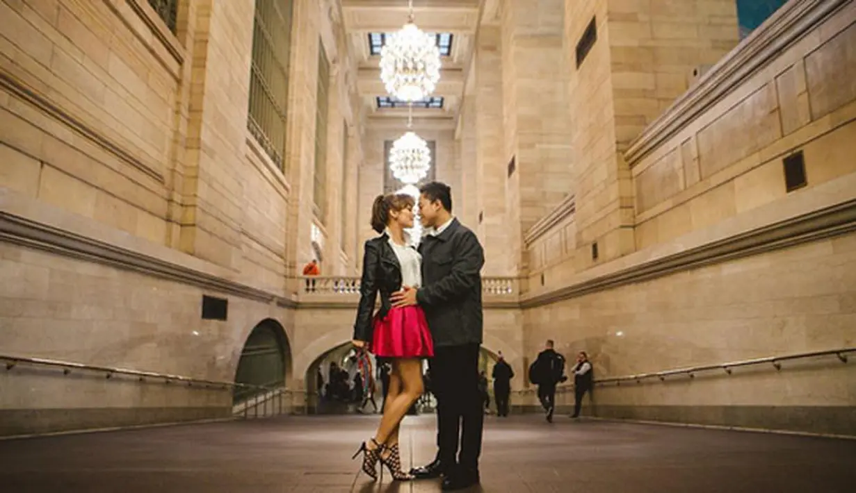 ‎"Aku nggak mikir pacar. Sekalinya berdoa sama Allah, masih ada laki-laki baik, laki-laki yang sayang sama keluarga. Eh akhirnya dipertemukan dengan Surya. Alhamdulillah dimudahkan dan nggak ada masalah," aku Sheza. (Instagram/shezaidris)