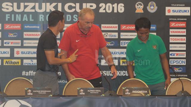 Alfred Riedl Ajak Kiatisuk Bertarung di Lapangan