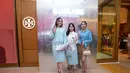 Sementara itu, Tissa Biani memilih gaya smart casual yang edgy namun tetap feminin. Ia memadukan Poplin Shirt dengan Embossed Sweater Skirt, ditambah aksesori seperti Plate Belt, sandal Gigi Wedge 80mm, dan T Monogram Denim Bucket Bag.  [Dok/Time International].